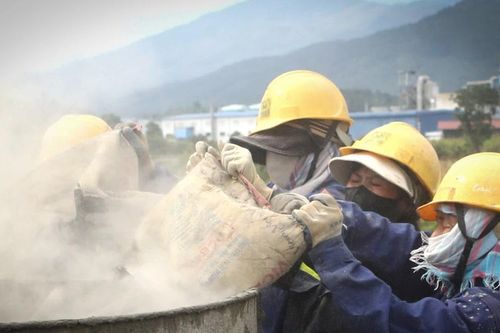 Bất chấp nắng nóng, công nhân miệt mài thi công cầu biên giới Bá Sái - Bát Xát