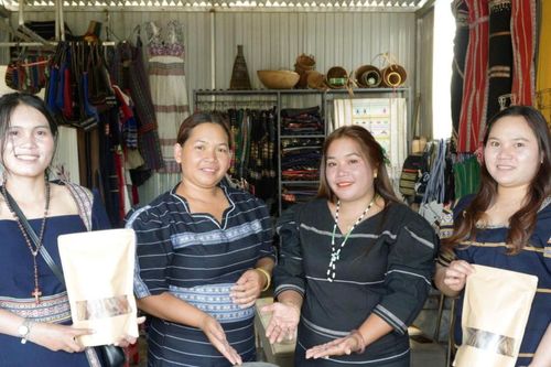 Người phụ nữ K'ho kết nối cộng đồng từ giá trị truyền thống