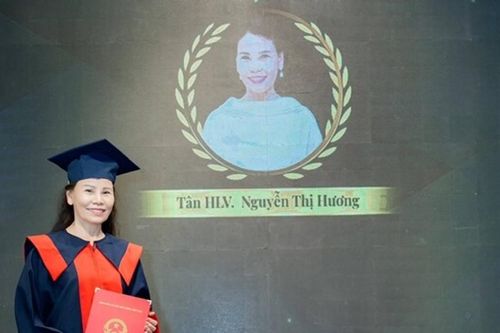 Mẹ ruột Hồ Ngọc Hà nhận bằng tốt nghiệp huấn luyện viên yoga ở tuổi U70