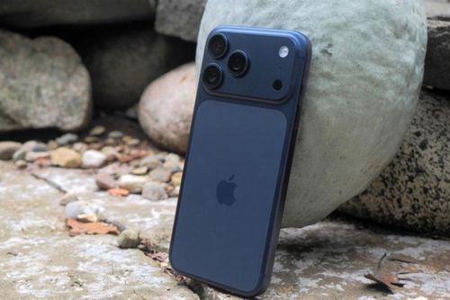 Elon Musk trung thành với iPhone 17 Pro Max bất chấp tin đồn về điện thoại Tesla