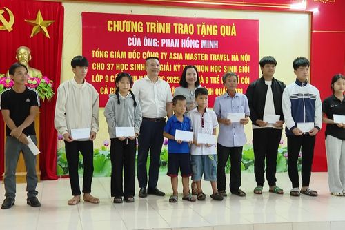 Trao quà cho học sinh giỏi và trẻ em mồ côi