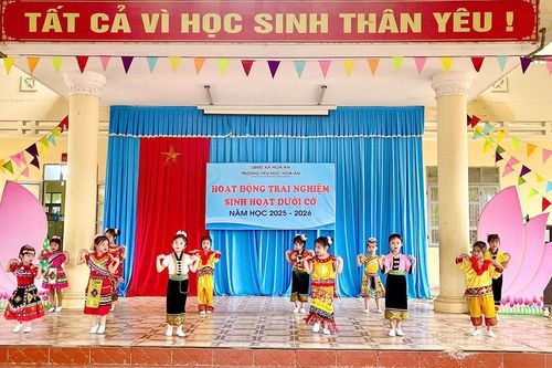 Đội ta lớn lên cùng đất nước