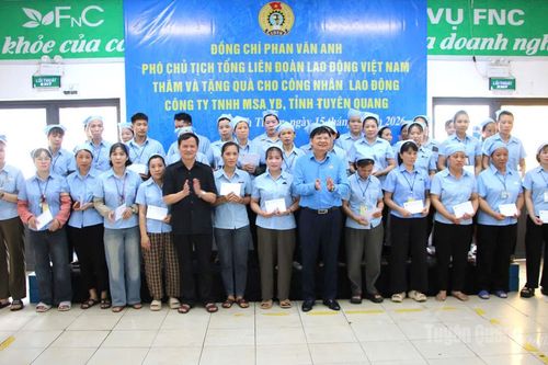 Phó Chủ tịch Tổng Liên đoàn Lao động Việt Nam tặng quà công nhân khó khăn tại Tuyên Quang