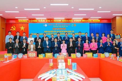 Đoàn đại biểu Thủ đô Viêng Chăn (Lào) tham quan nhà máy Yến sào Sanvinest Khánh Hòa