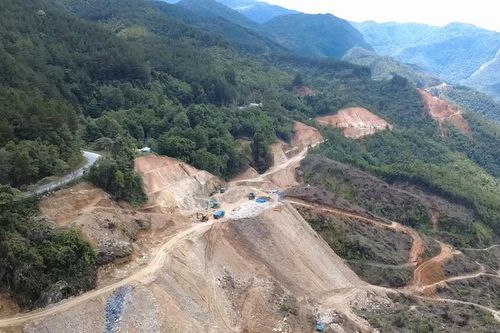 Nhà thầu tất bật mở đường vào khoan hầm xuyên dãy Hoàng Liên