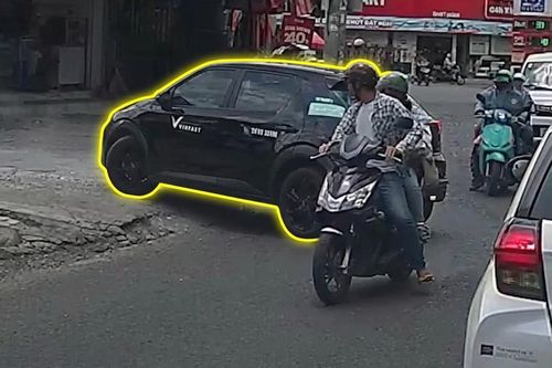 Ô tô lùi xe mất kiểm soát, xoay tròn giữa đường phố