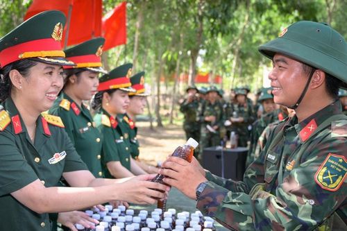 An Giang: Những chai nước thao trường, giúp chiến sĩ mới hăng say huấn luyện