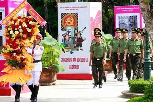 Cục Trang bị và kho vận tổ chức đợt sinh hoạt chính trị tại các Khu di tích lịch sử cách mạng ở Nghệ An