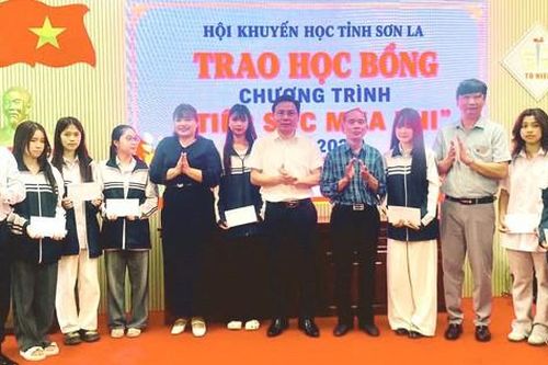 Hội Khuyến học tỉnh Sơn La trao 338 suất học bổng 'Tiếp sức mùa thi' cho học sinh lớp 12