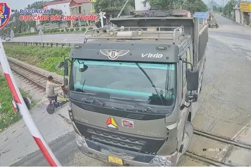 Chấm dứt cảnh vượt chắn đường sắt ngang ngược bằng mức phạt tới 20 triệu đồng
