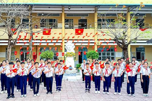 Khăn quàng đỏ thắm mãi niềm tự hào