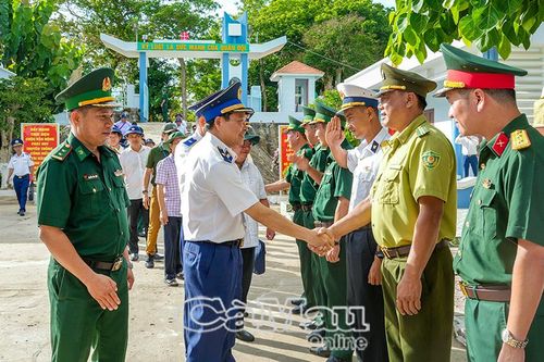 Cảnh sát biển Việt Nam thăm, tặng quà các lực lượng tại cụm đảo Hòn Khoai