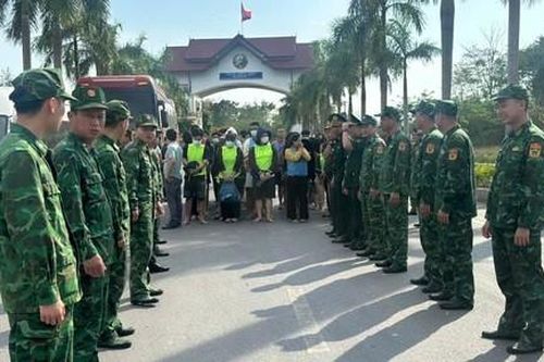Tiếp nhận 56 người liên quan đánh bạc, rửa tiền qua mạng do phía Lào bàn giao