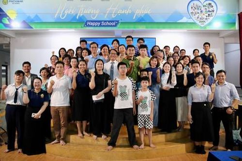 Người lớn cũng cần học lại cách làm bạn với con trên mạng xã hội