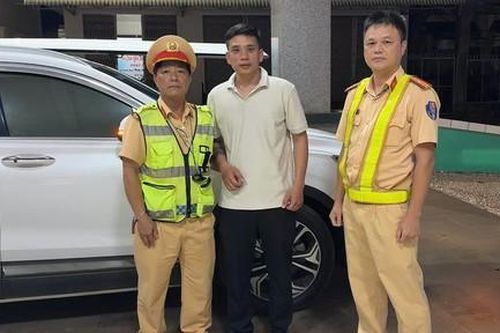 CSGT mở đường đưa bé sơ sinh 'thập tử nhất sinh' đến bệnh viện cấp cứu
