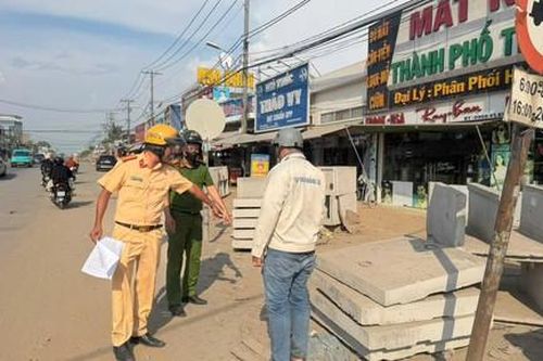 Chủ đầu tư dự án cầu Tăng Long bị CSGT phạt vì để đất đá thi công cản trở giao thông