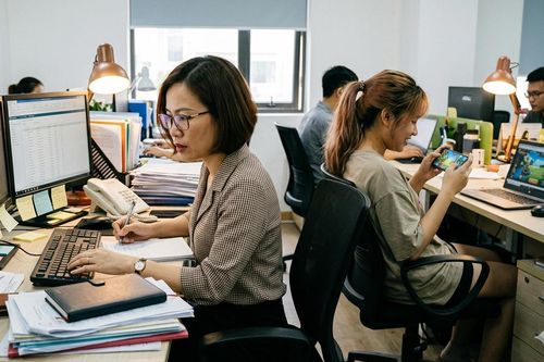 Đồng nghiệp gen Z vừa than 'bị dí deadline' vừa miệt mài xem TikTok