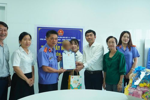 Bé trai 2 tuổi ở TP.HCM bị mẹ và người tình bạo hành dã man được ra viện
