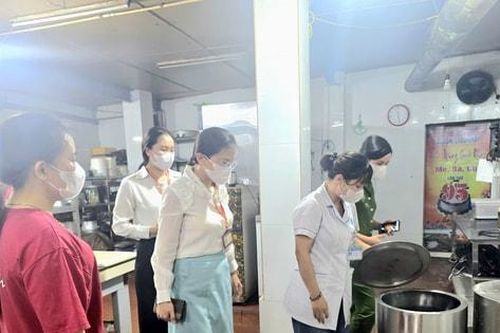 Phường Thượng Cát siết chặt kiểm tra, nâng cao hiệu quả 'Tháng hành động vì An toàn thực phẩm'