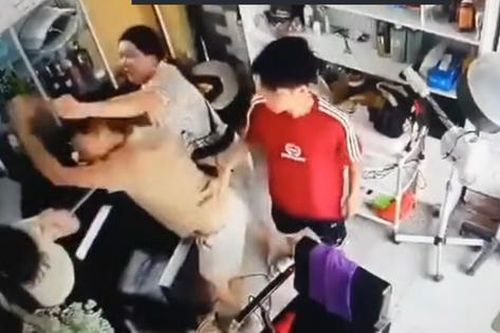 Đang làm rõ nam thanh niên đánh túi bụi người phụ nữ trong tiệm làm tóc