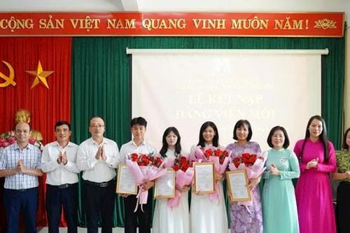 Xã Thường Tín tổ chức kết nạp Đảng quần chúng ưu tú là học sinh THPT