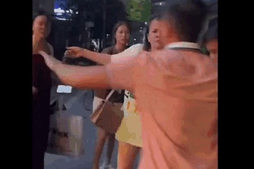 Hà Nội: Công an vào cuộc xác minh sự việc cô gái bị nhóm người đi ô tô Lexus hành hung giữa phố