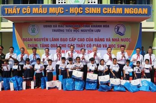 Đoàn công tác nguyên lãnh đạo Đảng, Nhà nước tặng quà học sinh hoàn cảnh khó khăn ở Đắk Lắk, Khánh Hòa