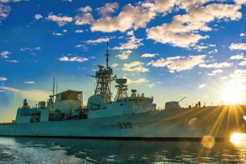 Tàu hộ vệ tên lửa Canada mang theo dàn hỏa lực hiện đại khi thăm Đà Nẵng