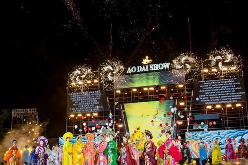 Dàn người đẹp quốc tế trình diễn mừng 'Áo dài show' 10 tuổi tại Đà Nẵng