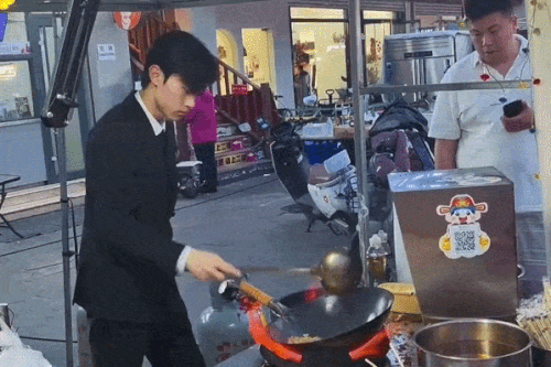 'Tổng tài cơm chiên' nổi tiếng sau một đêm ở Trung Quốc