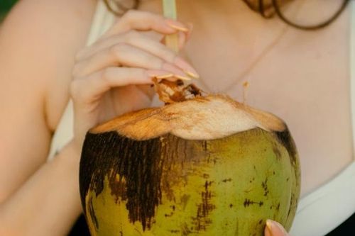 4 nhóm người không nên uống nhiều nước dừa dù khát đến mấy