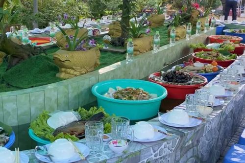 Đám giỗ miền Tây bất ngờ gây sốt nhờ 'lẩu băng chuyền' độc lạ