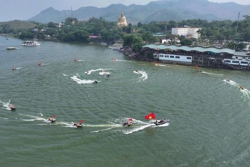 Mãn nhãn màn trình diễn thể thao nước tại hồ Núi Cốc