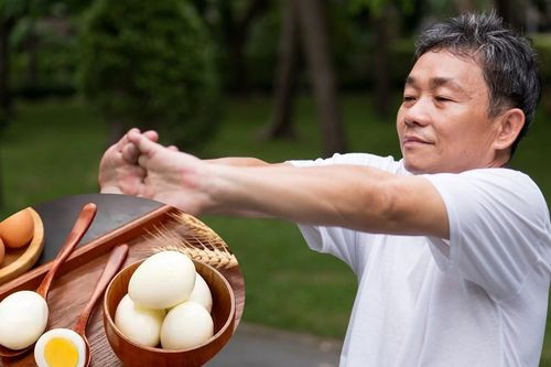Người trung niên dễ té ngã vì teo cơ, chuyên gia khuyên ăn 5 thực phẩm phục hồi cơ bắp