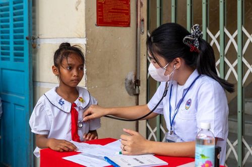 Trạm sức khỏe: Chăm sóc dinh dưỡng cho trẻ em khó khăn