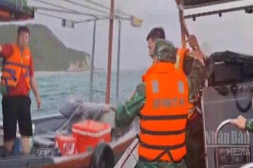 [Video] Bộ đội Biên phòng Quảng Ninh kịp thời cứu 4 ngư dân gặp nạn trên vùng biển Cô Tô
