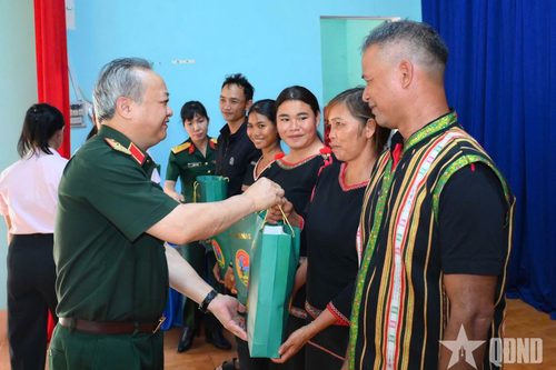 Binh đoàn 15 gặp mặt già làng, trưởng thôn, bí thư chi bộ tiêu biểu trên địa bàn biên giới