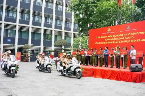 Đoàn viên Bộ Công an ra quân chiến dịch mùa hè số cùng VNeID
