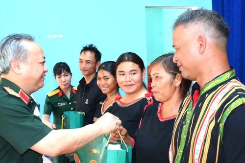 Binh đoàn 15 tặng quà cho già làng vùng biên giới