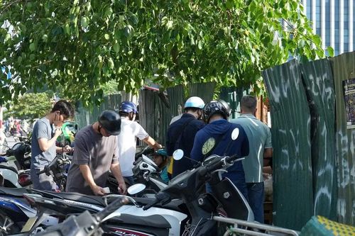 Hàng quán Hà Nội chuyển sang bán kiểu 'đánh nhanh rút gọn'