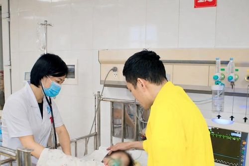 Bé gái 3 tuổi nguy kịch vì mắc kẹt cổ vào cổng sắt
