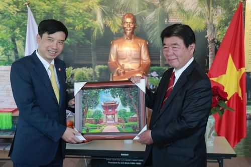 Tổng Lãnh sự quán Việt Nam tại Osaka tổ chức Lễ dâng hương kỷ niệm 136 năm ngày sinh Chủ tịch Hồ Chí Minh