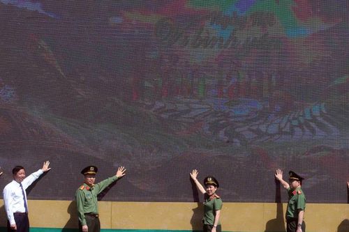Tưng bừng khai mạc ngày hội Vì bình yên bản làng tại Sơn La