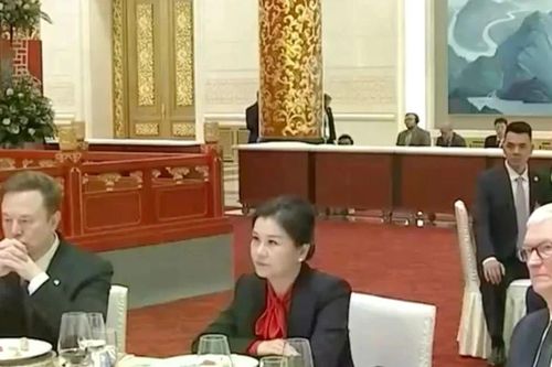 Bất ngờ với xuất thân người phụ nữ ngồi giữa tỷ phú Tim Cook và Elon Musk ở Bắc Kinh