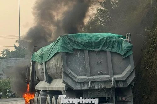 Xe đầu kéo bốc cháy dữ dội khi đang lưu thông trên Quốc lộ 70