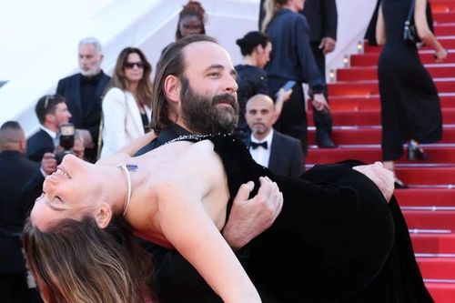 Khoảnh khắc 'điên' nhất thảm đỏ Cannes