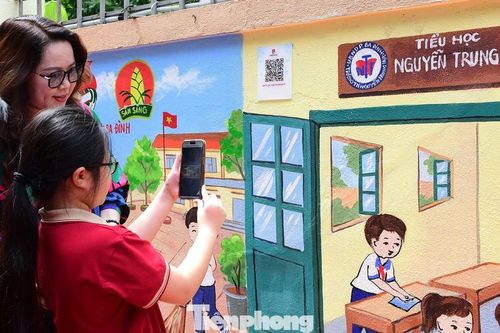 Ấn tượng tranh tường số, quét mã QR xem video AI