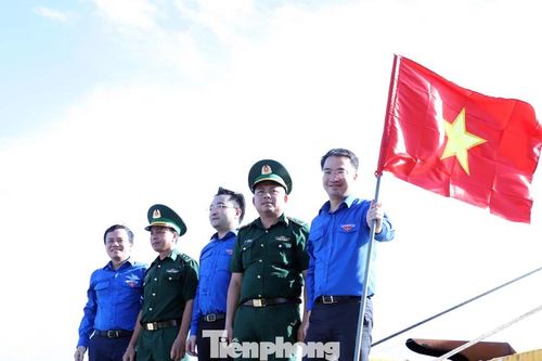 Trao ngàn yêu thương tới ngư dân Nghệ An trong Hành trình Tôi yêu Tổ quốc tôi
