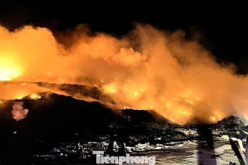 Căng mình gần 2 ngày đêm dập tắt đám cháy bãi rác rộng 1 ha ở Quảng Ngãi
