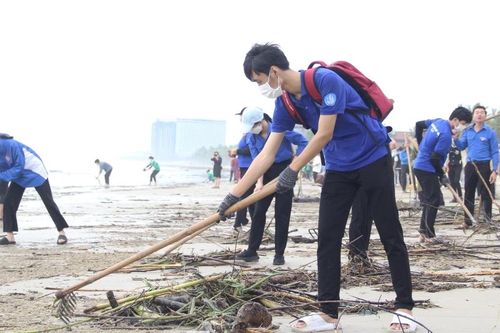 Bạn trẻ Đà Nẵng sáng tạo để 'xanh hóa' biển quê hương